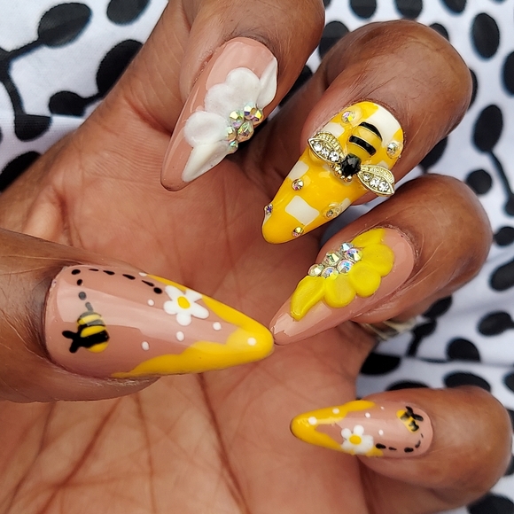 Yellow Bee Spring Nails - Picture 1 of 10